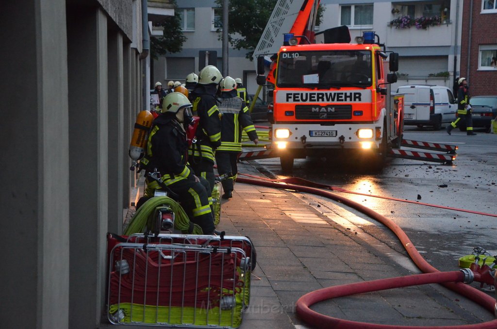 Feuer 3 Dachstuhl Koeln Buchforst Kalk Muelheimerstr P101.JPG